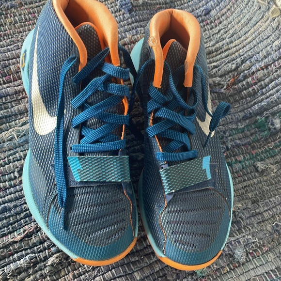 KD Basketball Shoes - Picture 2 of 7